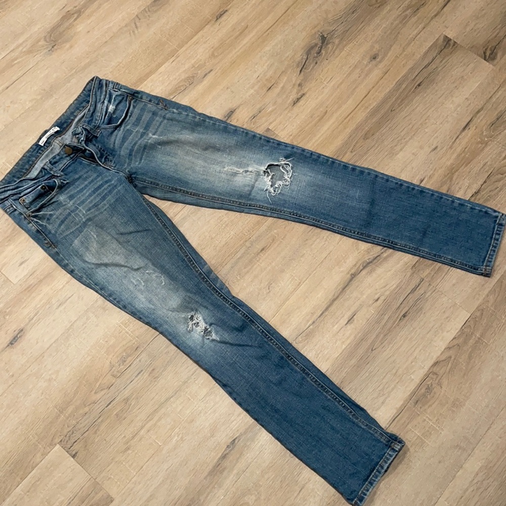 Forever 21 women’s straight distressed jeans size 26.